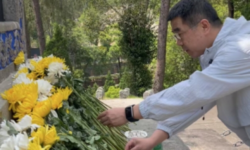宋忠平一行祭拜騰衝中國遠徵軍國殤墓園